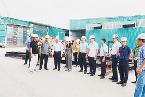 Phó Chủ tịch UBND tỉnh Bắc Ninh Đào Quang Khải (thứ ba từ trái qua) nghe thuyết trình mô hình ứng dụng công nghệ VPD của Nhà máy xử lý rác thải Yên Dũng.