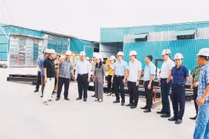 Phó Chủ tịch UBND tỉnh Bắc Ninh Đào Quang Khải (thứ ba từ trái qua) nghe thuyết trình mô hình ứng dụng công nghệ VPD của Nhà máy xử lý rác thải Yên Dũng.