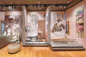 Không gian nghề thủ công truyền thống được kết hợp sinh động giữa hiện vật, ảnh và ánh sáng.