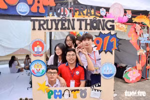 Các học sinh Trường THPT Trần Cao Vân háo hức check-in tại hội trại truyền thống 9/1 tại Trường THPT Nguyễn Thượng Hiền.