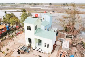 Những ngôi nhà mới vừa dựng lên tại Hòa Thịnh. Ảnh: XC