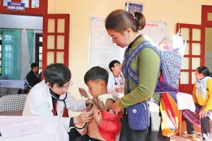Chăm sóc sức khỏe cho trẻ em từ tuyến cơ sở tại Lào Cai. Ảnh: Báo Sức khỏe & Đời sống