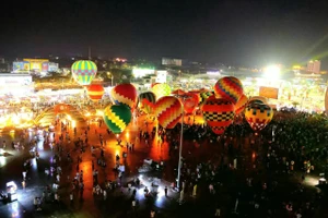 Ban tổ chức ước đón gần 1,2 triệu khách trải nghiệm các hoạt động, tham quan làng hoa, xem trình diễn khinh khí cầu.