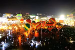 Ban tổ chức ước đón gần 1,2 triệu khách trải nghiệm các hoạt động, tham quan làng hoa, xem trình diễn khinh khí cầu.