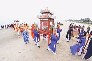 Nghi lễ rước nghinh thần trước biển tại lễ Cầu ngư, làng Nam Ô (thành phố Đà Nẵng). Ảnh: Trần Lê Lâm