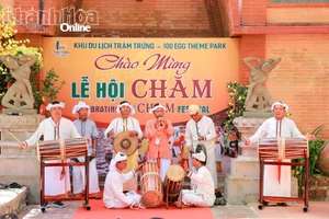 Màn hòa tấu nhạc cụ truyền thống của đồng bào Chăm.