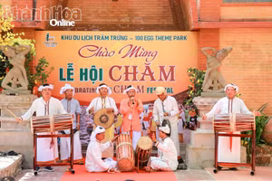 Màn hòa tấu nhạc cụ truyền thống của đồng bào Chăm.