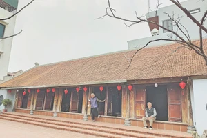 Vợ chồng ông Nguyễn Viết Vi đang gìn giữ ngôi nhà của tiền nhân.