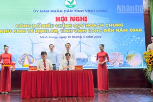 Quang cảnh ký kết với các doanh nghiệp. 