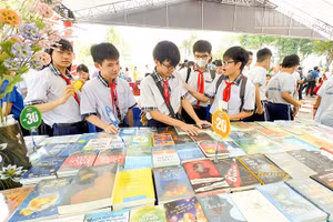 Học sinh tham gia ngày sách. 