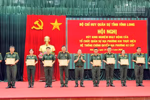 Thiếu tướng Trần Minh Trang, Chỉ huy trưởng Bộ Chỉ huy Quân sự tỉnh Vĩnh Long trao Giấy khen. 