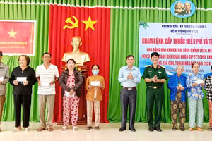 Trao quà cho các hộ dân ở xã Trà Côn. 