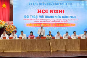 Chủ tịch Ủy ban nhân dân tỉnh Vĩnh Long Trần Trí Quang trả lời câu hỏi của thanh niên. 