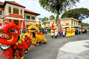 Đoàn lãnh đạo tỉnh Vĩnh Long tổ chức lễ giỗ Hùng Vương. 