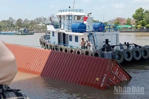 Thùng container rơi xuống kênh sau khi va chạm và dạ cầu dây Chợ Gạo. (Ảnh: Q.T)
