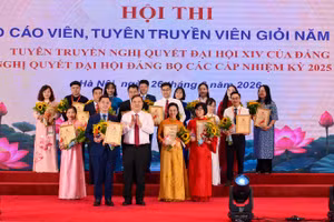 Đồng chí Phạm Gia Túc, Ủy viên Bộ Chính trị, Phó Bí thư Thường trực Đảng ủy Chính phủ, Phó Thủ tướng Thường trực Chính phủ chúc mừng các thí sinh đạt giải. (Ảnh: THẾ ĐẠI)