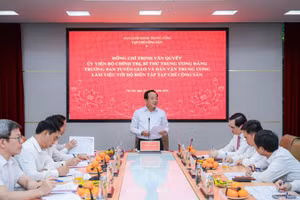 Đồng chí Trịnh Văn Quyết, Ủy viên Bộ Chính trị, Bí thư Trung ương Đảng, Trưởng ban Tuyên giáo và Dân vận Trung ương chủ trì làm việc với Bộ Biên tập Tạp chí Cộng sản. (Ảnh: BẢO LONG)