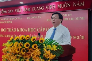 Giáo sư, Tiến sĩ Nguyễn Xuân Thắng, Ủy viên Bộ Chính trị, Giám đốc Học viện Chính trị quốc gia Hồ Chí Minh, Chủ tịch Hội đồng Lý luận Trung ương phát biểu tại hội thảo.