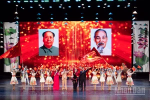 Các nghệ sĩ hát bài Việt Nam-Trung Hoa.