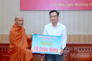 Đại diện Hội Đoàn kết sư sãi yêu nước tỉnh Cà Mau trao tượng trưng ủng hộ tại lễ quyên góp. 