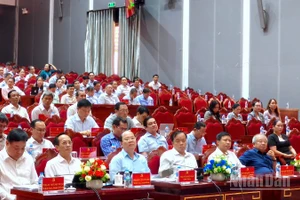 Các đồng chí Thường trực Tỉnh ủy Cà Mau (hàng đầu tiên) tham dự và chủ trì hội nghị vào chiều 29/10.