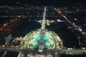 Quảng trường Phan Ngọc Hiển được xem là “trái tim” của đô thị Cà Mau lung linh sắc màu khi đêm xuống.