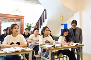Các học viên luyện tiếng Hàn Quốc, chuẩn bị xuất ngoại. Ảnh: VĂN HỌC