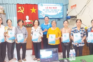 Hội Liên hiệp Phụ nữ phường Sa Đéc trao quyết định thành lập mô hình “Gia đình số” cho các hộ dân khu phố Cầu Đình. Ảnh: Văn Đấu