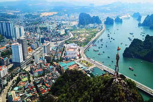 Xây dựng, phát triển Quảng Ninh là một tỉnh tiêu biểu của cả nước về mọi mặt; tỉnh kiểu mẫu giàu đẹp, văn minh, hiện đại. 