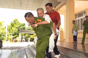 Cán bộ, chiến sĩ Công an tỉnh Cà Mau tích cực hỗ trợ thân nhân Liệt sĩ chưa xác định được danh tính trong buổi thu nhận mẫu ADN.