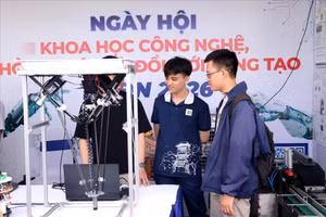 Giới thiệu sản phẩm tại Ngày hội Khoa học công nghệ và đổi mới sáng tạo Đại học Bách khoa Đà Nẵng 2026. Ảnh: Khoa Trương