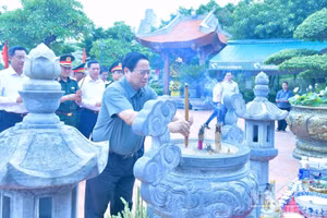 Thủ tướng Phạm Minh Chính dâng hương tại Đền thờ Chủ tịch Hồ Chí Minh và các Anh hùng liệt sĩ. (Ảnh: THANH GIANG)