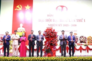 Lãnh đạo Thành ủy Huế tặng hoa chúc mừng Đại hội Đảng bộ xã Phú Vang.