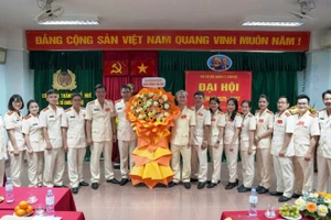 Chi bộ Đội Quản lý cán bộ - Đảng bộ cơ sở Phòng Tổ chức cán bộ (Công an thành phố Huế) 7 lần được khen thưởng.