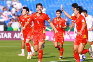 Hiểu Minh ghi bàn thắng sau pha đá phạt góc. Ảnh: Ted Trần 