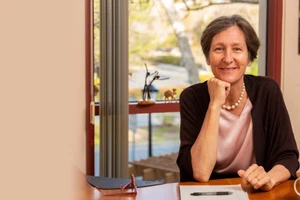 Tiến sĩ Anna Lembke là Giáo sư Tâm thần học và Khoa học hành vi Đại học Stanford (Mỹ).