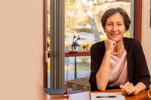 Tiến sĩ Anna Lembke là Giáo sư Tâm thần học và Khoa học hành vi Đại học Stanford (Mỹ).