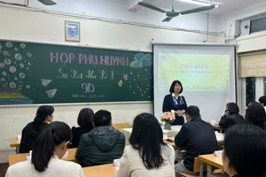 Tại buổi họp phụ huynh kết thúc học kỳ I của lớp 9, giáo viên sẽ trao đổi về việc đăng ký nguyện vọng thi trung học phổ thông của các học sinh. (Ảnh Trường THCS Hoàn Kiếm (Hà Nội)