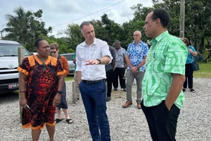 Bộ trưởng Biến đổi Khí hậu Simon Watts (giữa) trong cuộc làm việc tại Vanuatu, New Zealand.