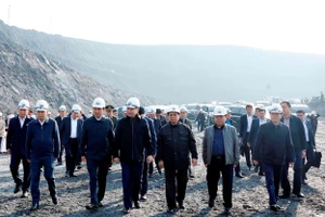 Nói chuyện với công nhân ngành than, Tổng Bí thư Tô Lâm chia sẻ, sau Đại hội XIV, việc Đoàn công tác Trung ương đến với anh chị em công nhân mỏ than Quảng Ninh không phải là một hoạt động mang tính nghi lễ, mà xuất phát từ bản chất, cội nguồn và phương pháp lãnh đạo của Đảng. (Ảnh: Thống Nhất - TTXVN)