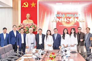 Đồng chí Lê Quốc Minh cùng các đại biểu và ca sĩ tuổi học trò tại Lễ công bố chương trình Hòa nhạc. (Ảnh Thành Đạt)