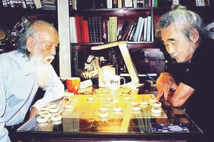 Giáo sư Văn Như Cương đánh cờ với dịch giả Đoàn Tử Huyến (phải). Ảnh | Tư liệu