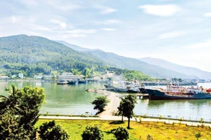 Đây sông núi, biển trời Việt Nam.