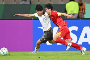 Dù thất bại ở trận bán kết, Khuất Văn Khang (bên phải) và Đội tuyển U23 Việt Nam vẫn cho thấy tiềm năng phát triển.