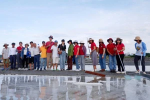 Du khách tham gia chương trình du lịch học tập trên đồng muối Sa Huỳnh. 