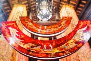 Tác phẩm Phượng Vũ của họa sĩ Hà Phạm tương tác cùng tác phẩm Vũ môn của họa sĩ Phan Minh Bạch, trong triển lãm Đạo học ngàn năm.