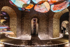 Không gian trong tháp nước Hàng Đậu trở thành không gian nghệ thuật trong Lễ hội Thiết kế Sáng tạo Hà Nội năm 2023. (Ảnh: Duy Linh) 