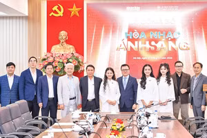 Đồng chí Lê Quốc Minh cùng các đại biểu và ca sĩ tuổi học trò tại Lễ công bố chương trình Hòa nhạc. (Ảnh Thành Đạt)