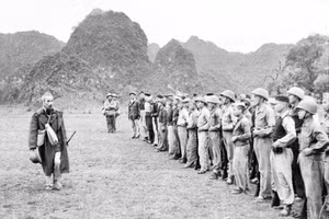 Chủ tịch Hồ Chí Minh thăm một đơn vị bộ đội ở Cao Bằng vừa tham gia Chiến dịch Biên giới năm 1950. (Ảnh TTXVN)