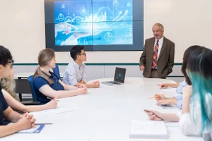 Sinh viên Trường đại học Anh Quốc Việt Nam trao đổi với giảng viên về lĩnh vực dữ liệu số. (Ảnh Thế Đại)